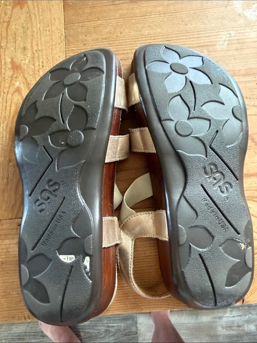 SAS Women's Metallic Gold Strappy Comfort Sandal Never Worn